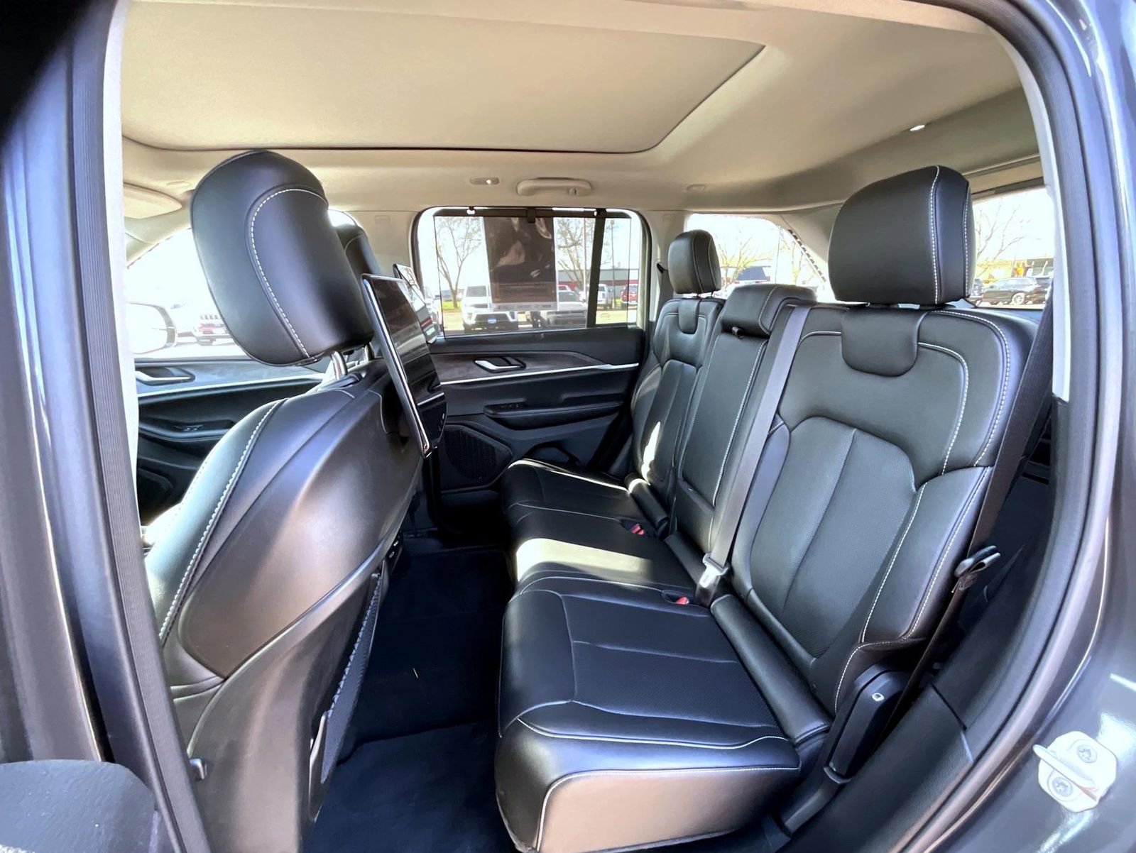 Used 2023 Jeep Grand Cherokee Limited w/ Luxury Tech Group II AWD/4WD image 20