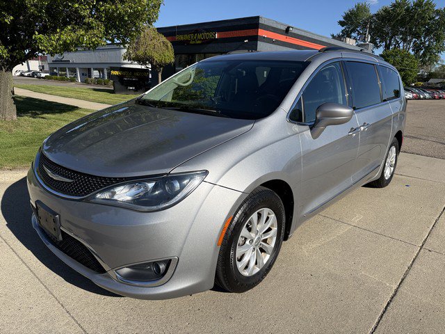 Used 2017 Chrysler Pacifica Touring-L FWD image 1