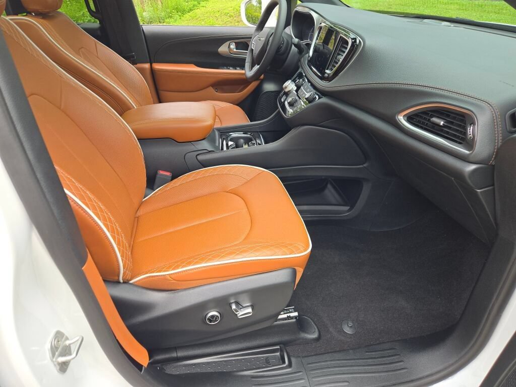 Certified 2024 Chrysler Pacifica Pinnacle FWD image 6