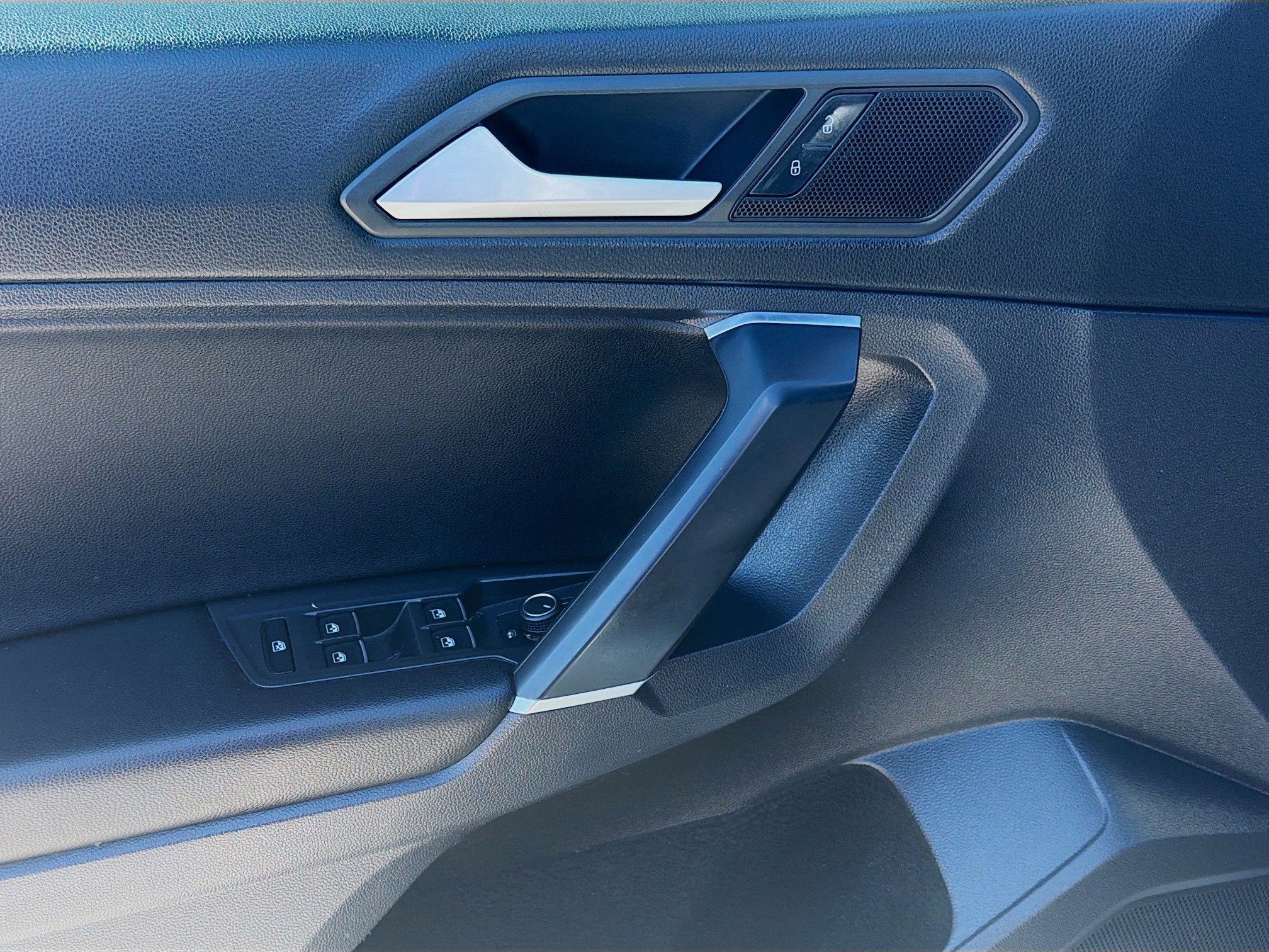 Used 2020 Volkswagen Tiguan SE R-Line image 14