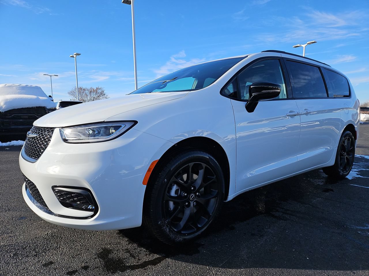 New 2026 Chrysler Pacifica Select AWD/4WD image 3