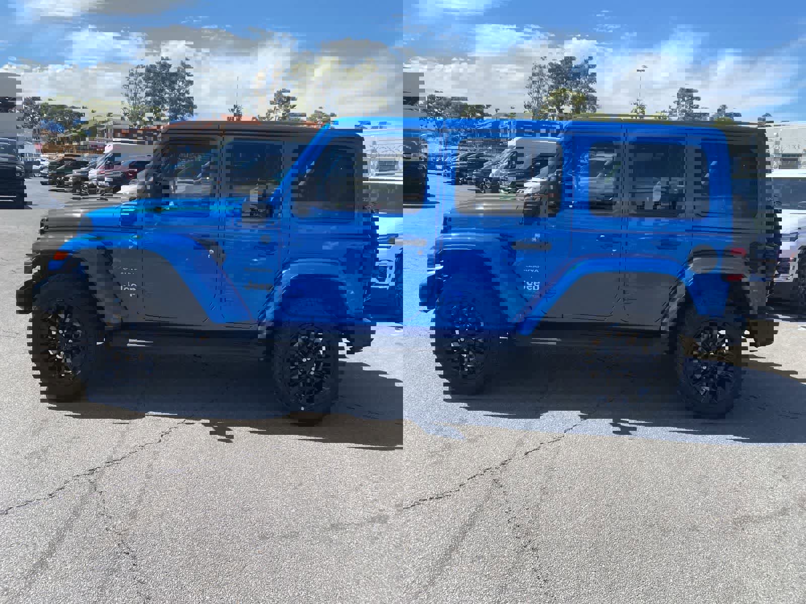 Used 2022 Jeep Wrangler Unlimited Sahara AWD/4WD image 9