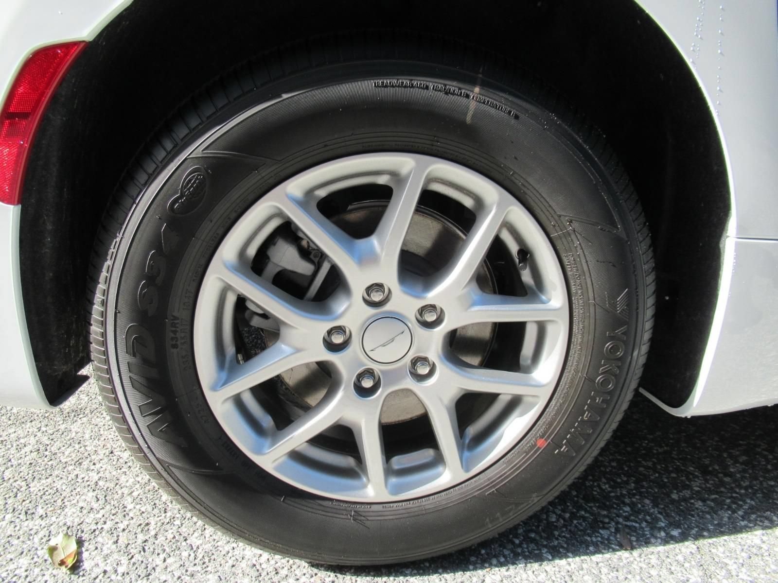 New 2027 Chrysler Pacifica Select FWD image 8