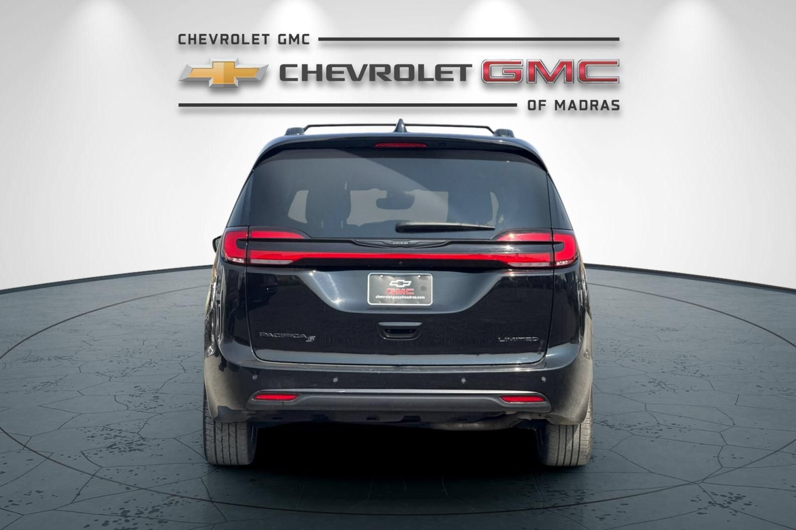 Used 2025 Chrysler Pacifica Limited FWD image 4