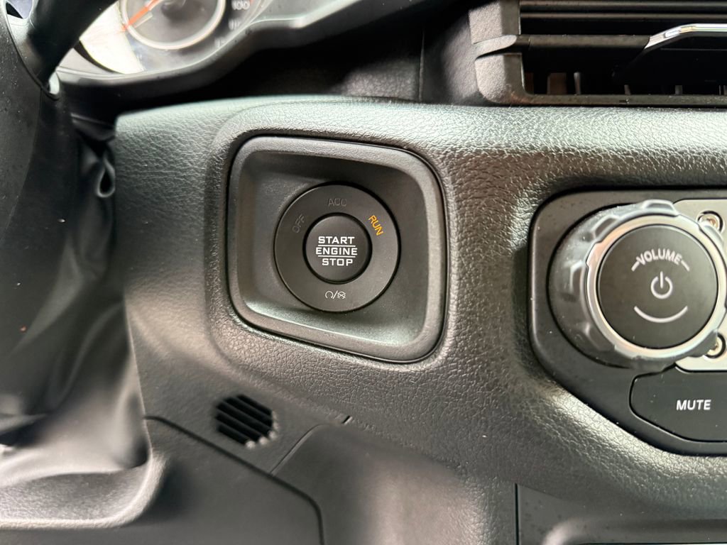 Used 2025 Jeep Wrangler Willys AWD/4WD image 16