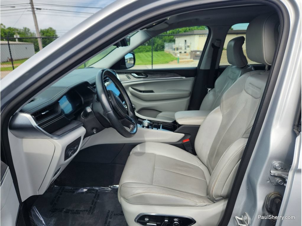 Used 2021 Jeep Grand Cherokee L Overland w/ Luxury Tech Group IV AWD/4WD image 2