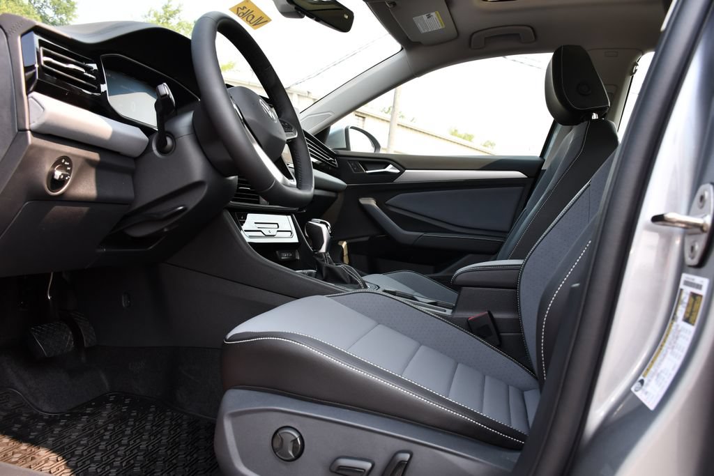 New 2026 Volkswagen Jetta SE FWD image 12