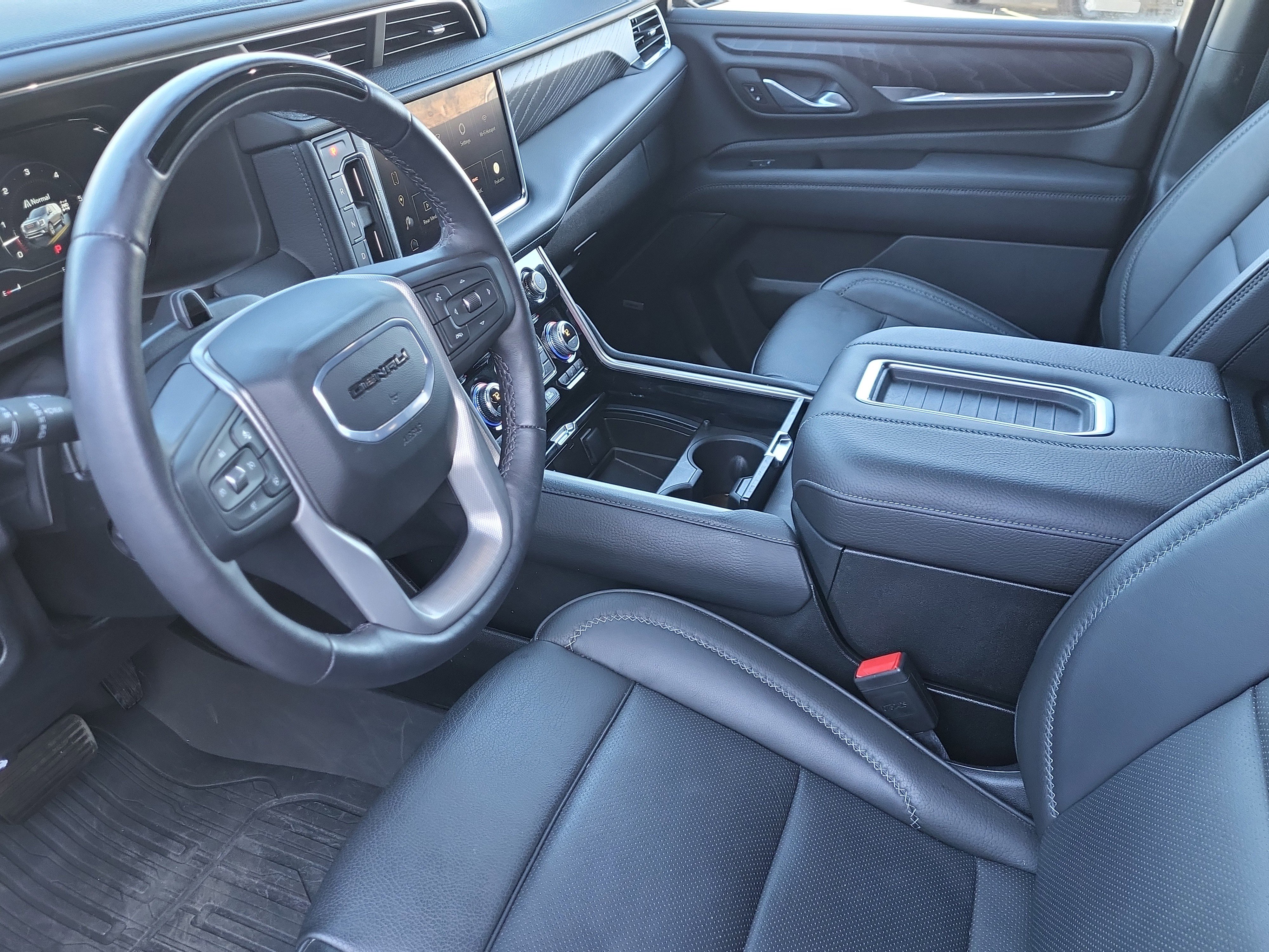Used 2024 GMC Yukon Denali w/ Advanced Technology Package image 12