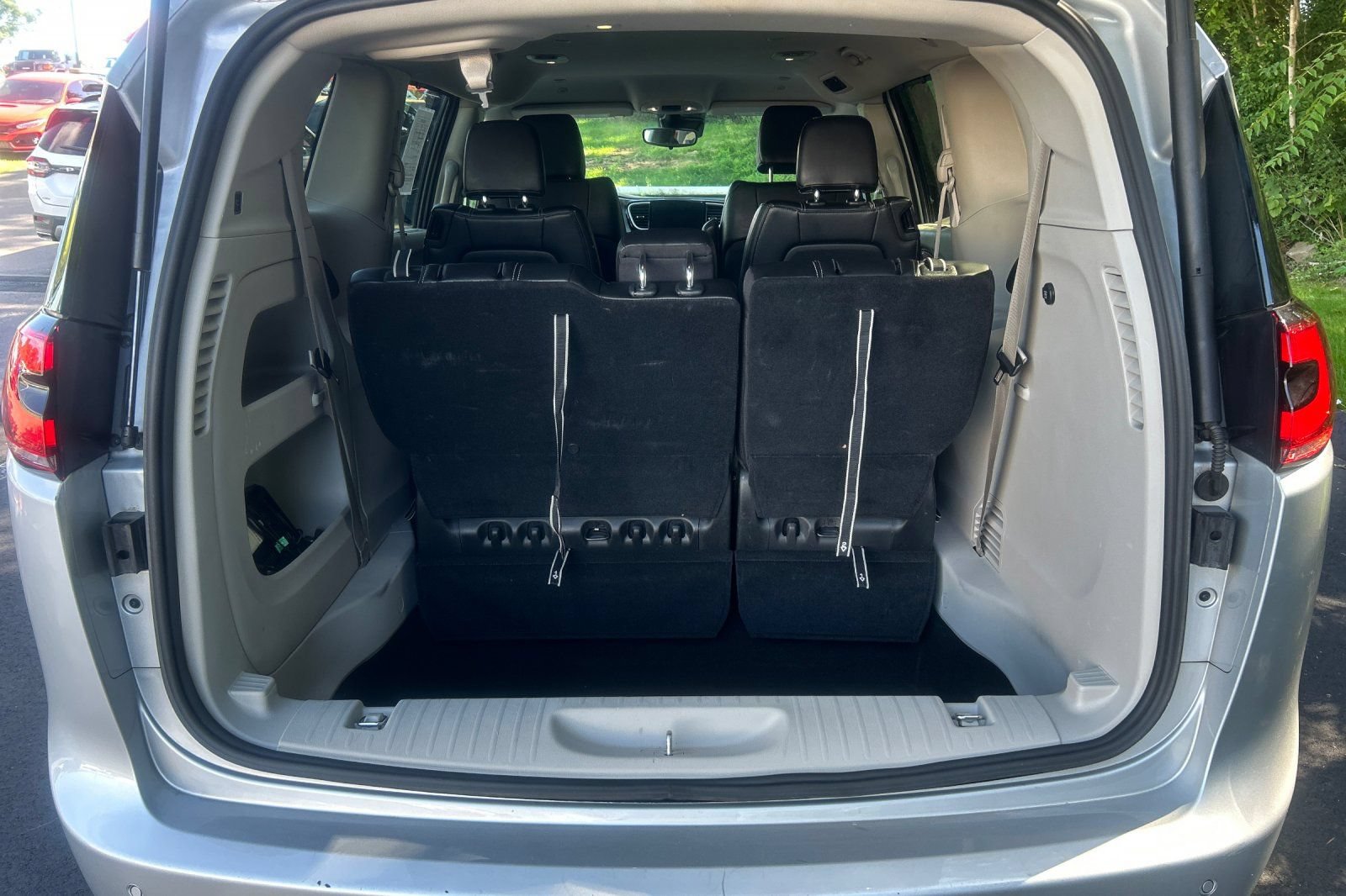 Used 2024 Chrysler Pacifica Touring-L FWD image 16