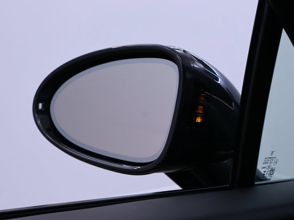 Used 2025 Porsche Macan AWD/4WD image 43