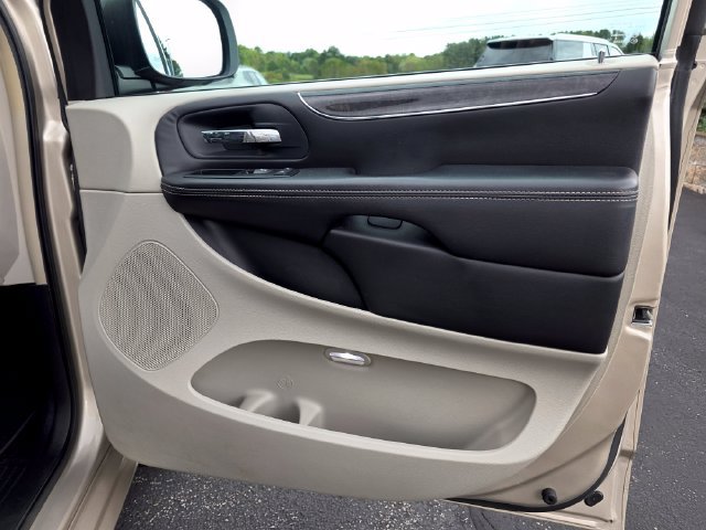 Used 2014 Chrysler Town & Country Touring FWD image 28
