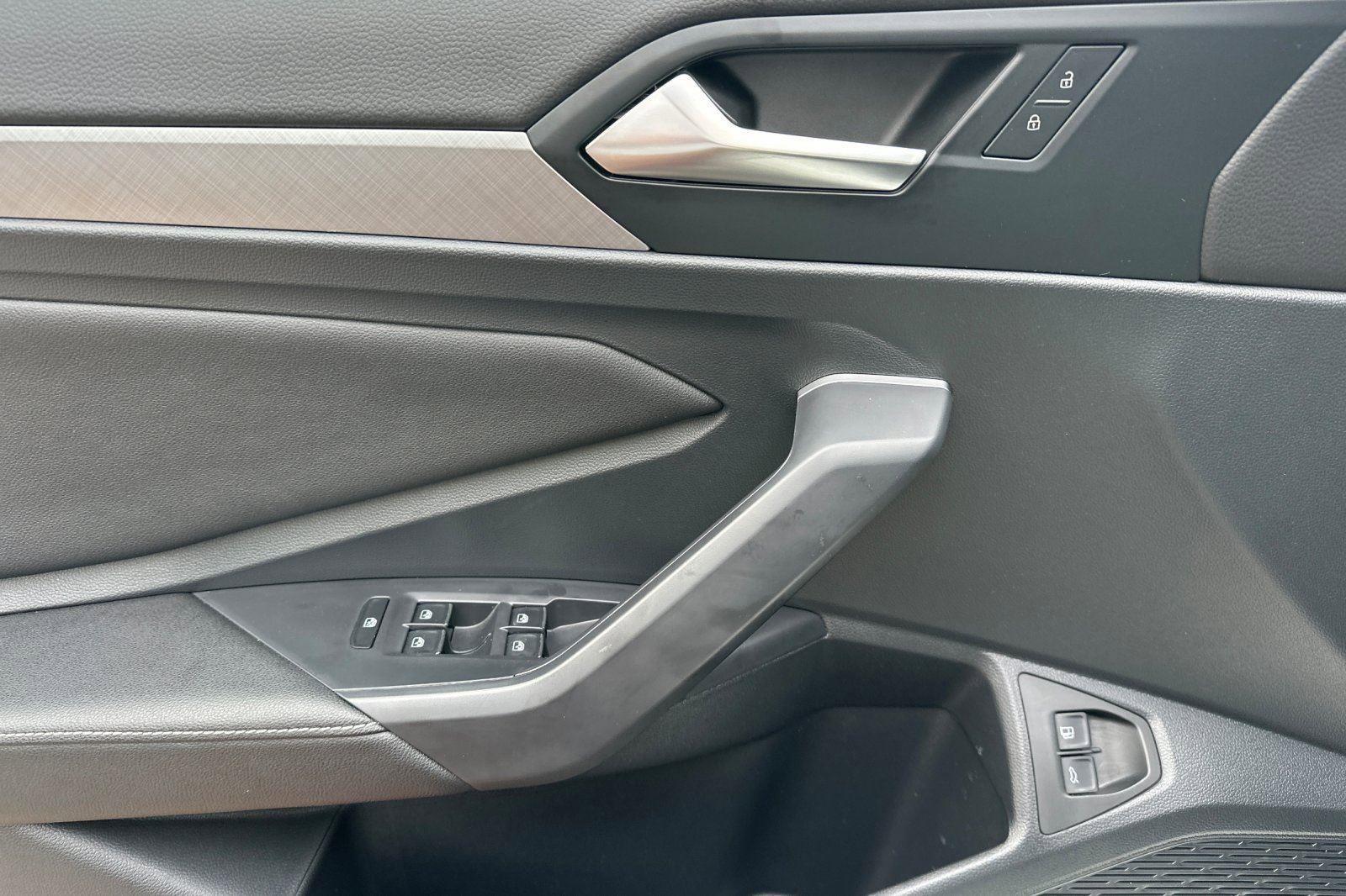 Used 2022 Volkswagen Jetta SE w/ Panoramic Sunroof Package image 10