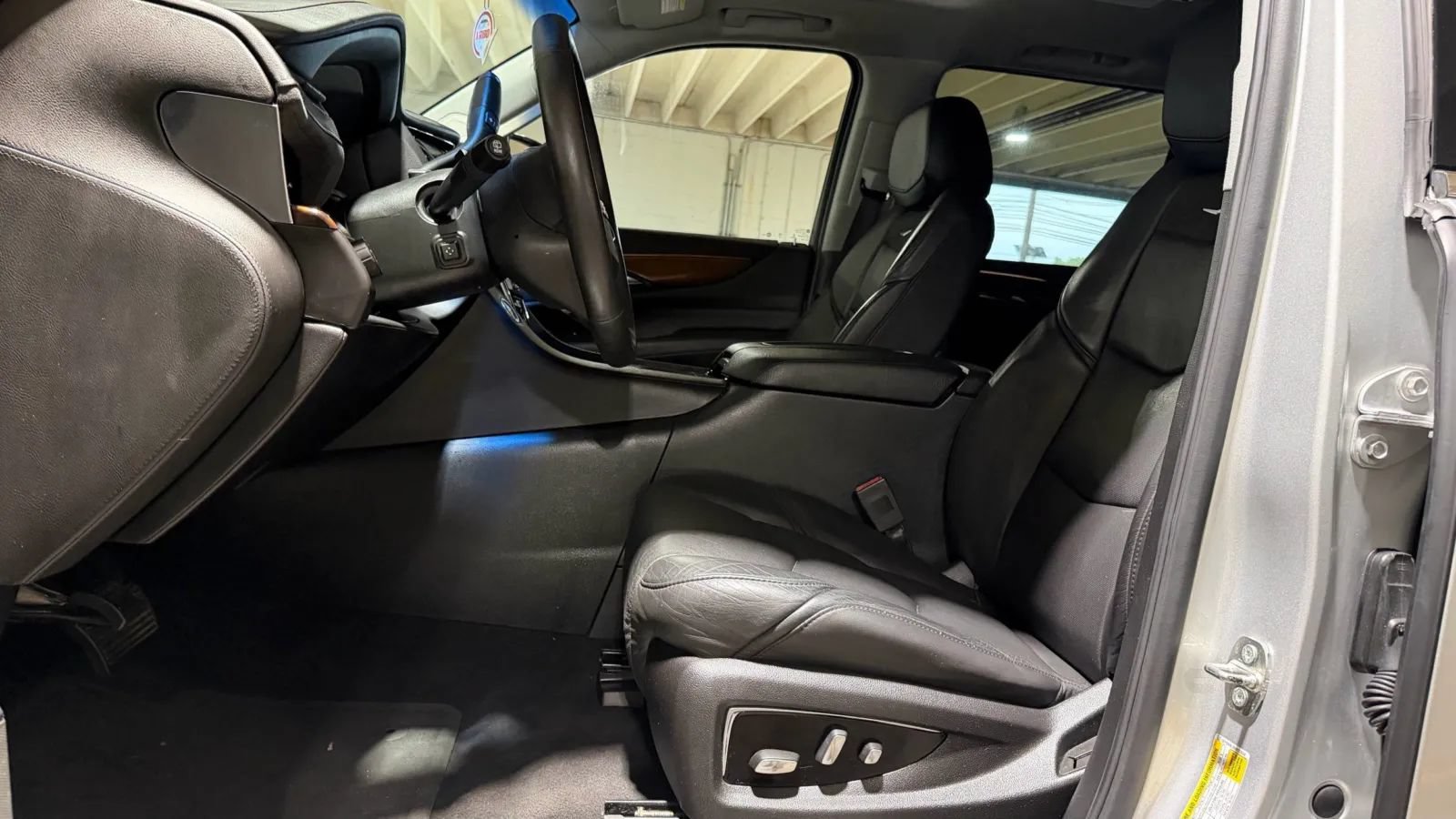 Used 2017 Cadillac Escalade ESV Luxury AWD/4WD image 10