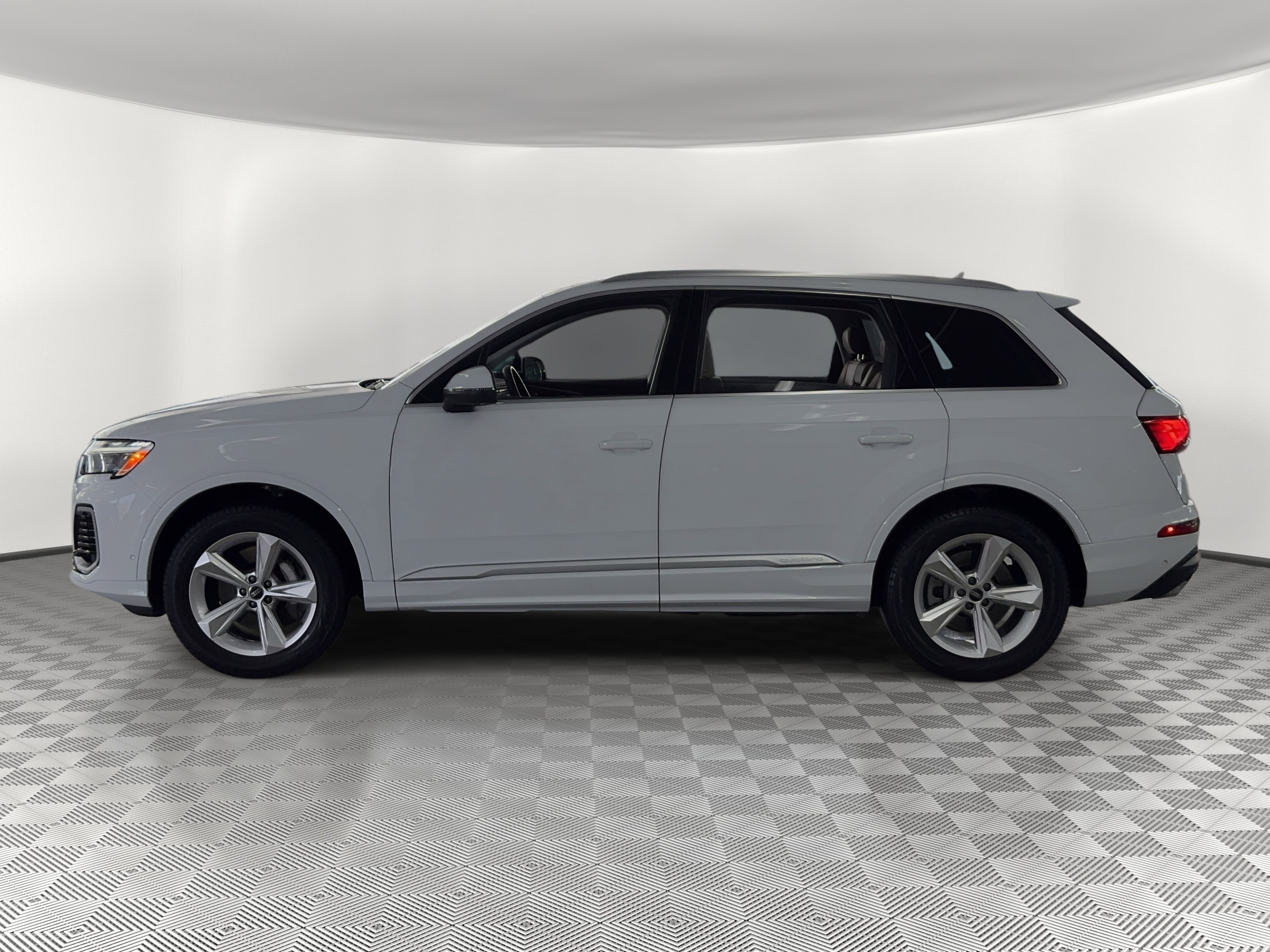 Used 2025 Audi Q7 3.0T Premium w/ Convenience Package image 2