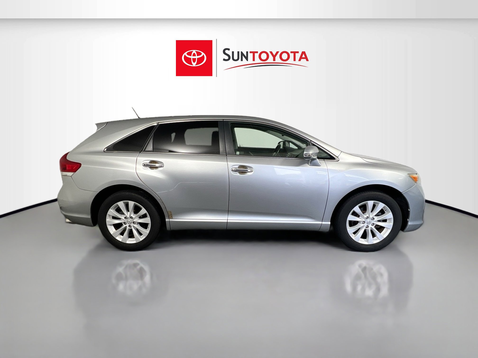Used 2015 Toyota Venza XLE FWD image 2