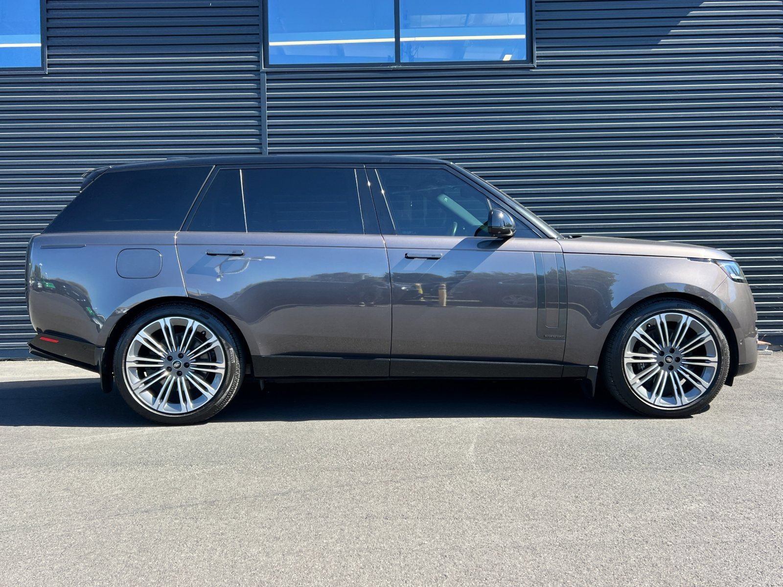 Used 2025 Land Rover Range Rover Long Wheelbase Autobiography AWD/4WD image 6