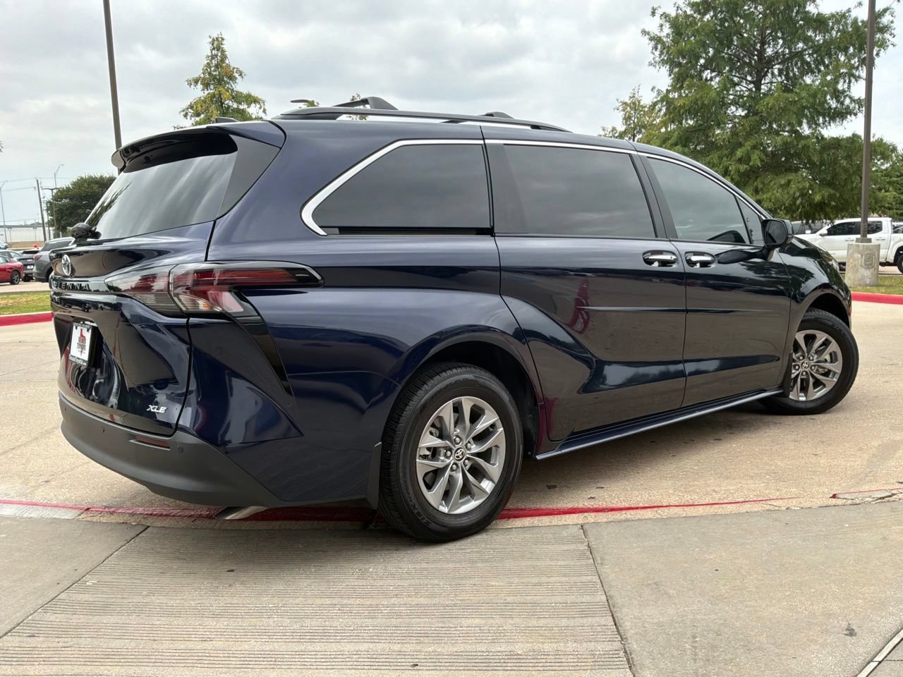 Used 2025 Toyota Sienna XLE FWD image 6