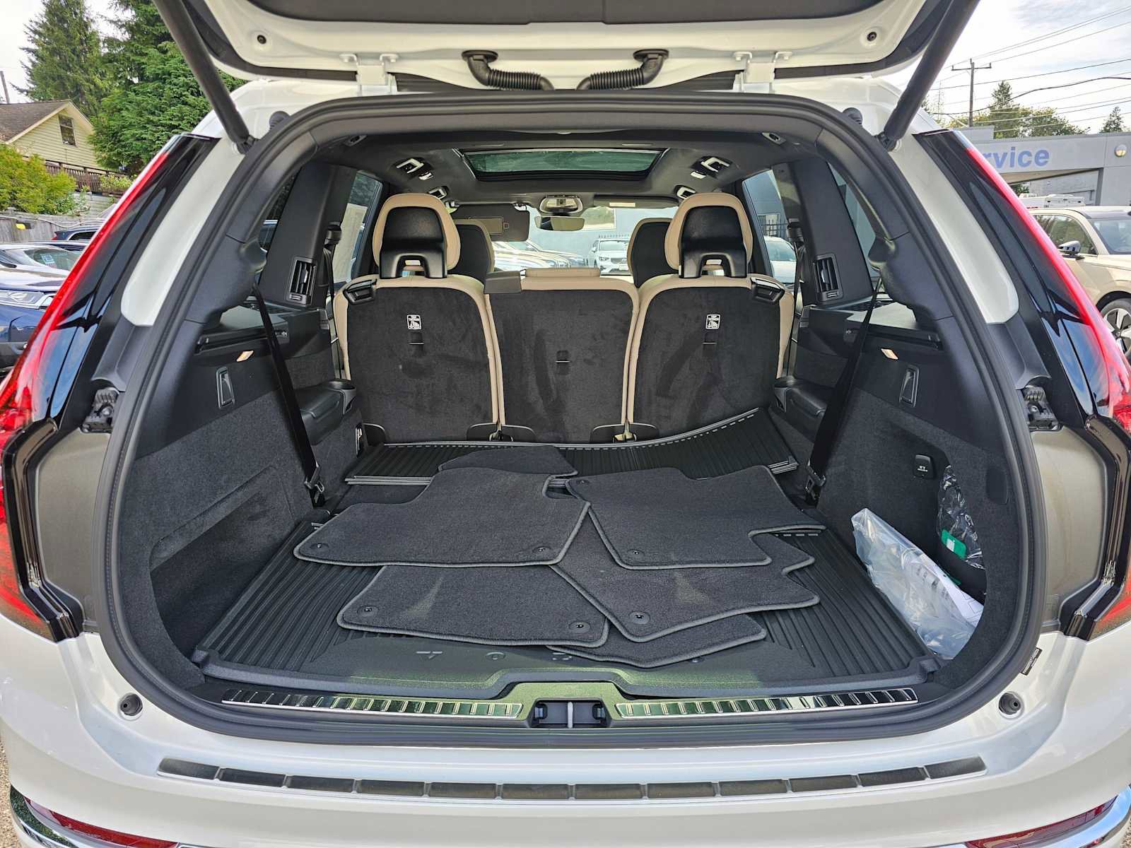 New 2026 Volvo XC90 B6 Plus w/ Protection Package Premier image 16