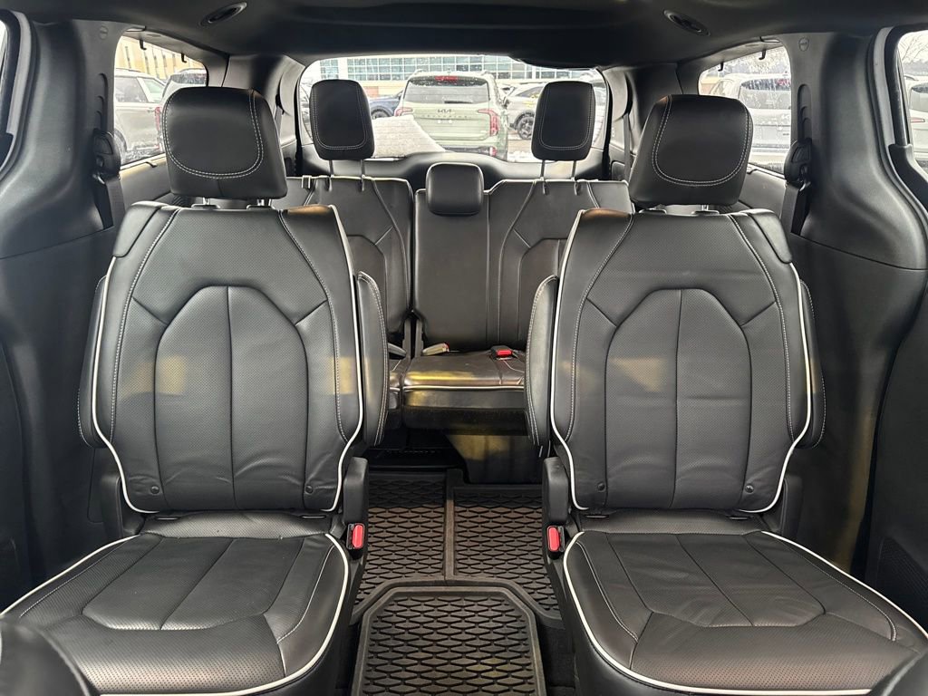 Used 2024 Chrysler Pacifica Limited w/ S Appearance Package image 13