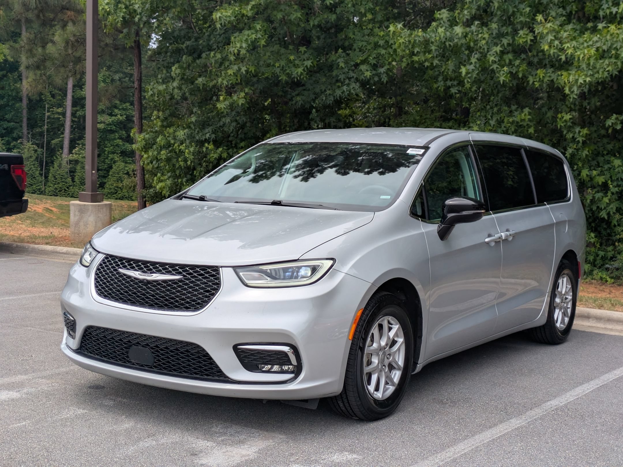 Used 2024 Chrysler Pacifica Touring-L FWD image 6