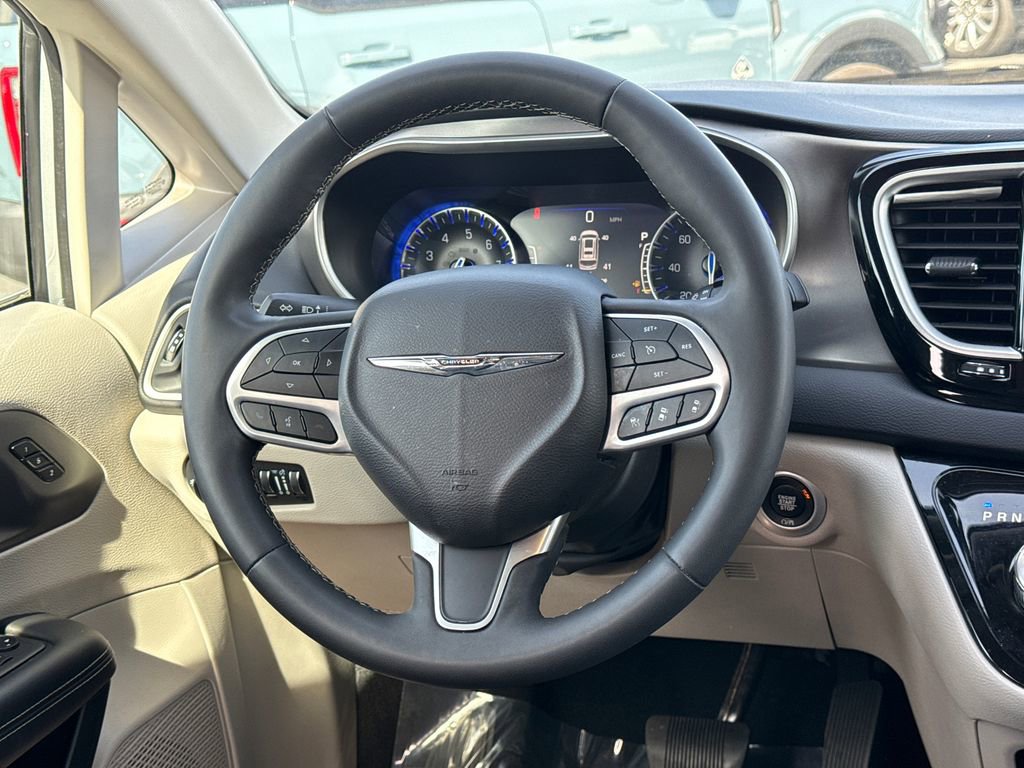 Used 2024 Chrysler Pacifica Touring-L FWD image 20