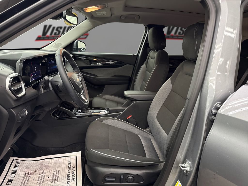 Used 2025 Chevrolet TrailBlazer LT w/ Convenience Package image 9