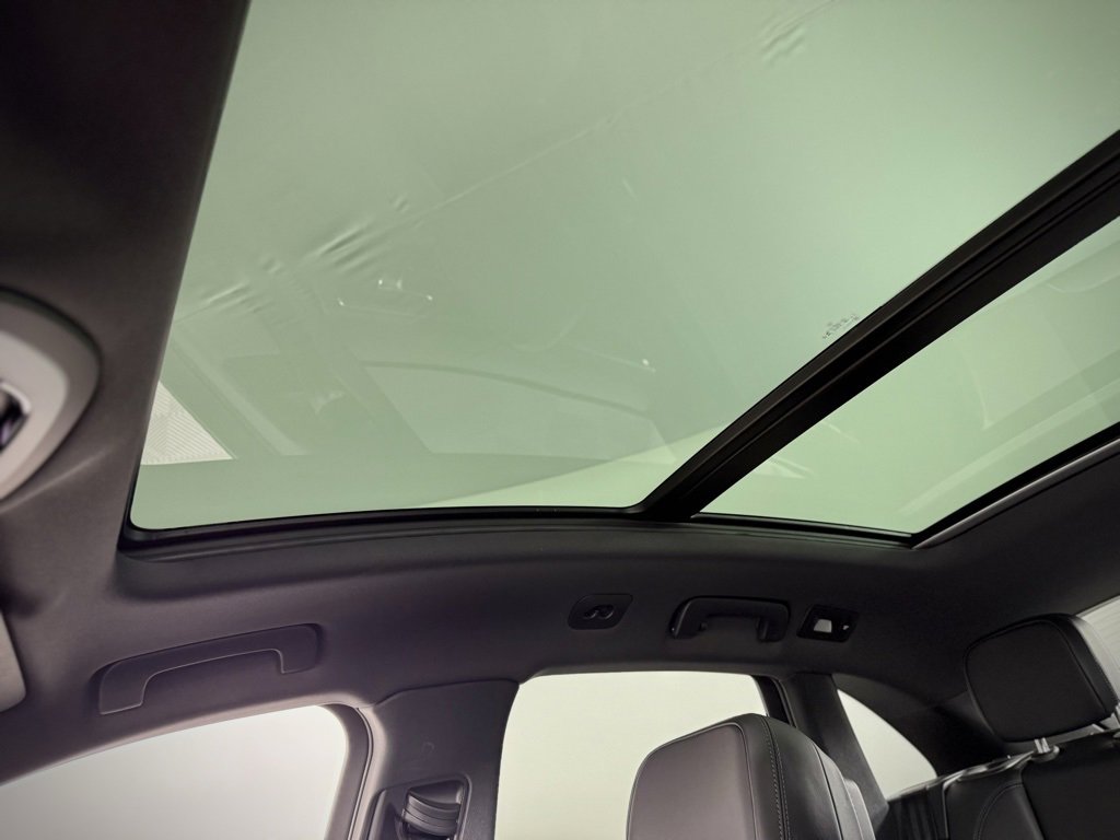 Certified 2024 Porsche Macan image 6