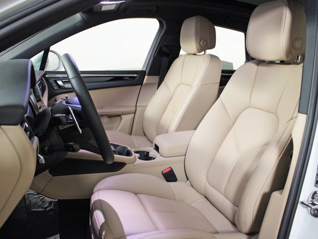 Certified 2026 Porsche Macan AWD/4WD image 5