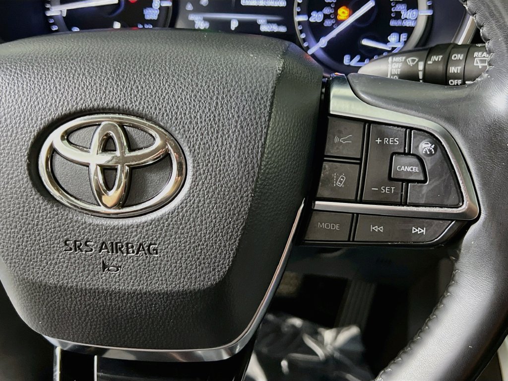 Used 2021 Toyota Highlander XLE FWD image 17