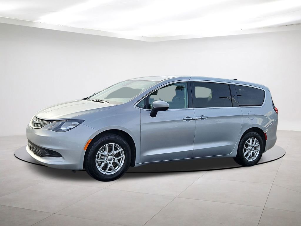 Used 2023 Chrysler Voyager LX image 3