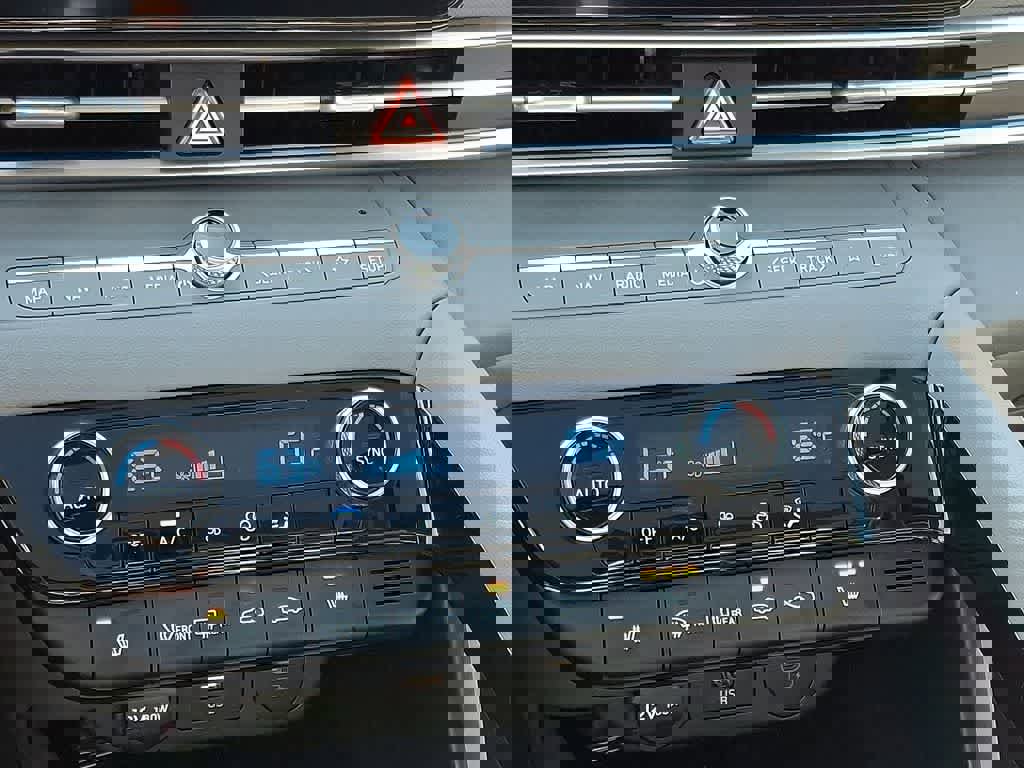 Used 2025 Hyundai Elantra SEL image 15