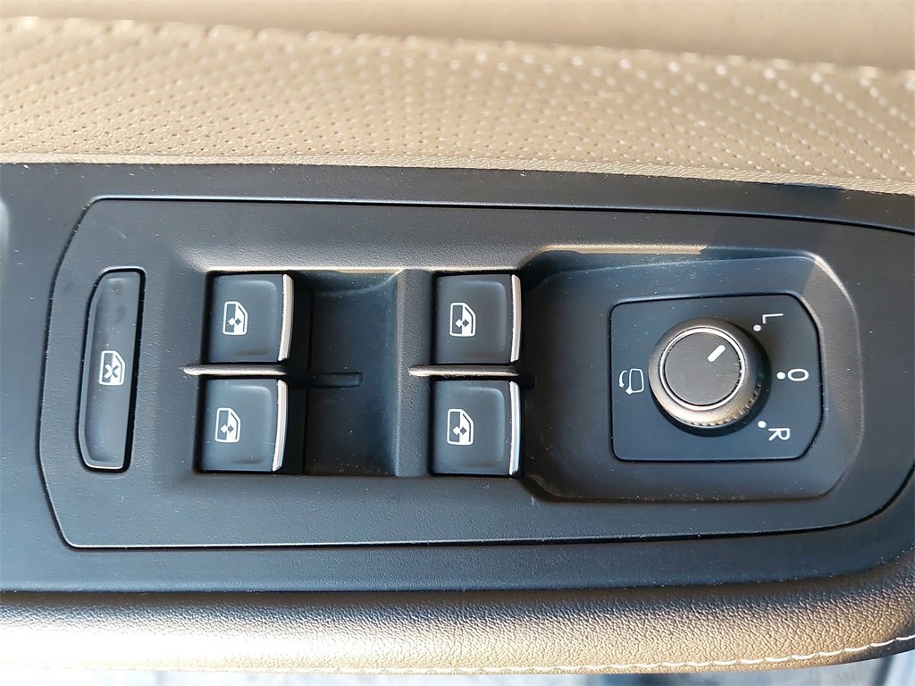 Certified 2024 Volkswagen Atlas SEL Premium R-Line image 24