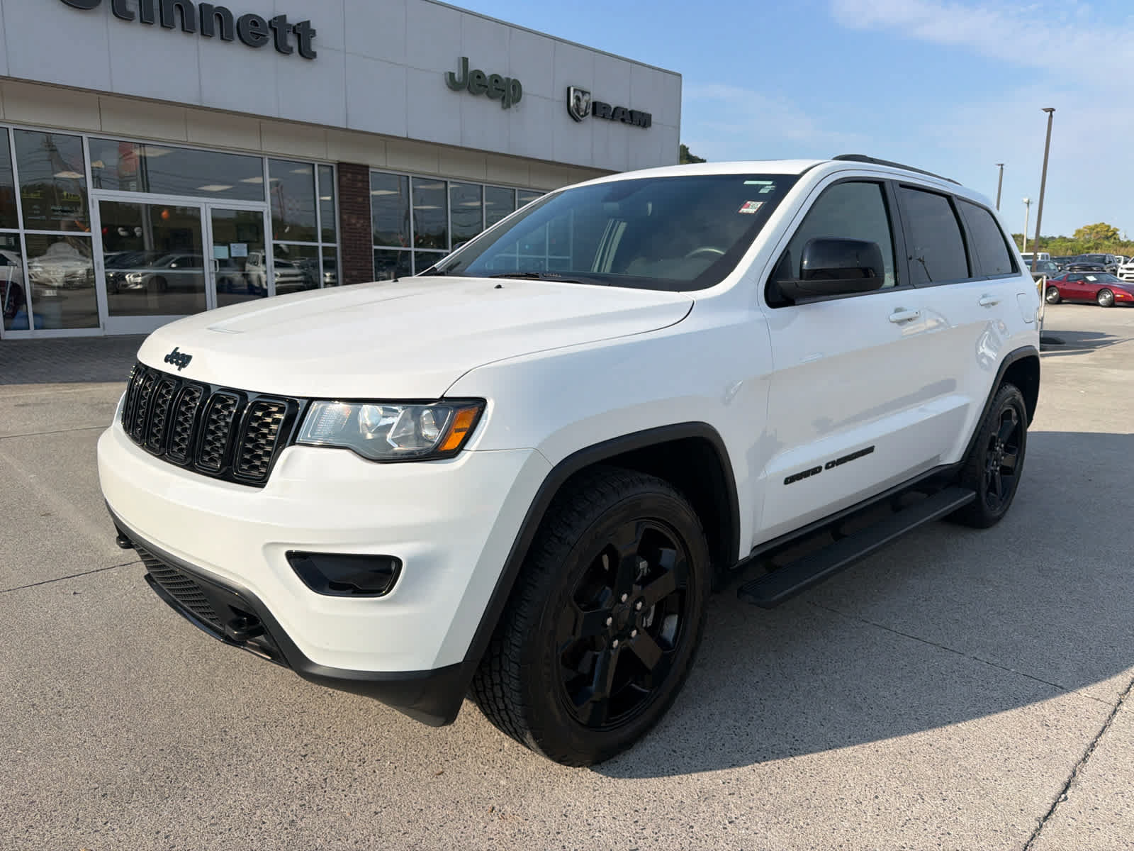 Used 2018 Jeep Grand Cherokee Laredo AWD/4WD image 4