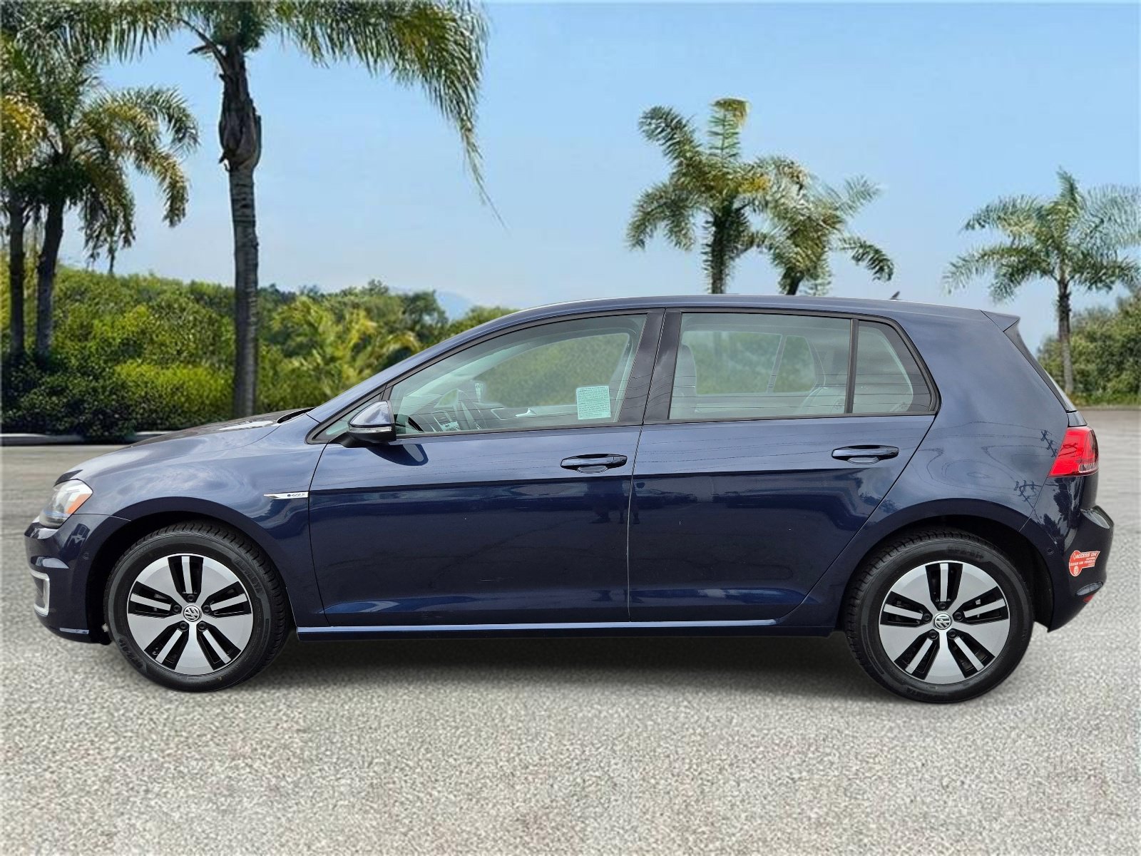 Used 2016 Volkswagen e-Golf SEL Premium w/ Driver Assistance Package FWD image 2
