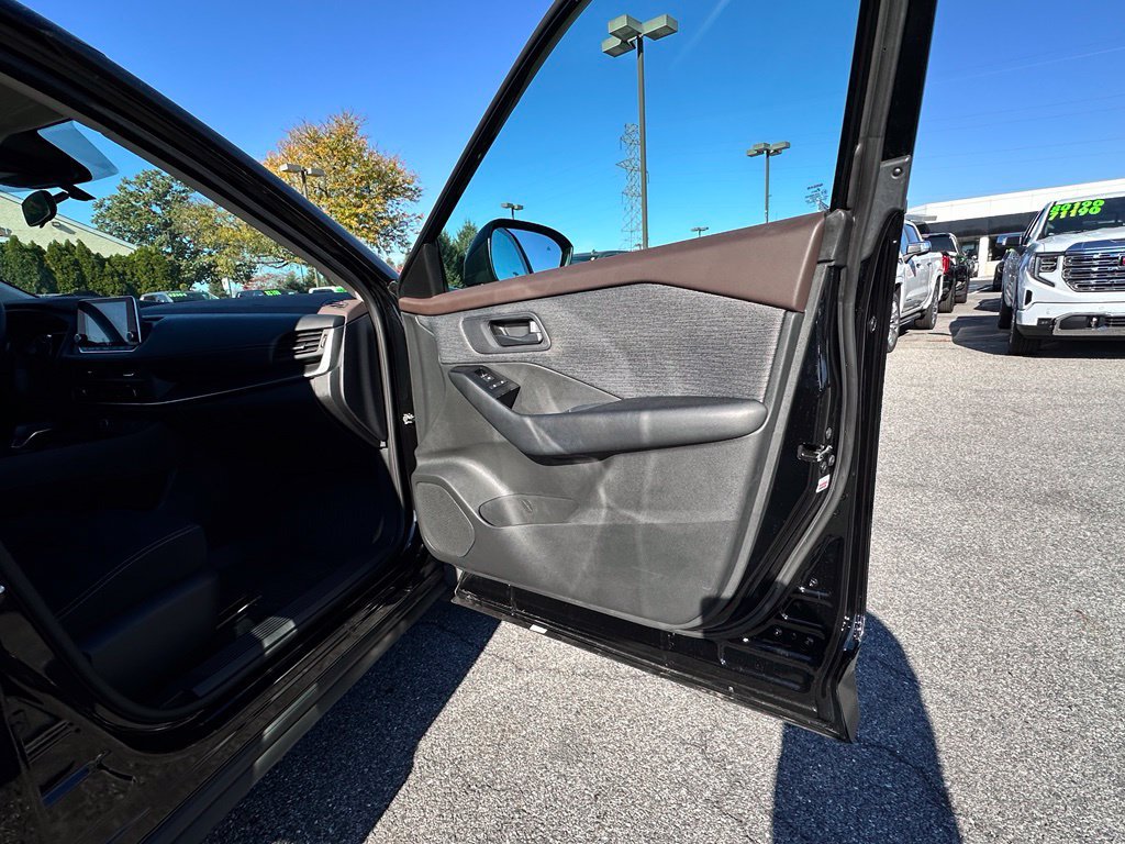 Used 2023 Nissan Rogue S AWD/4WD image 17