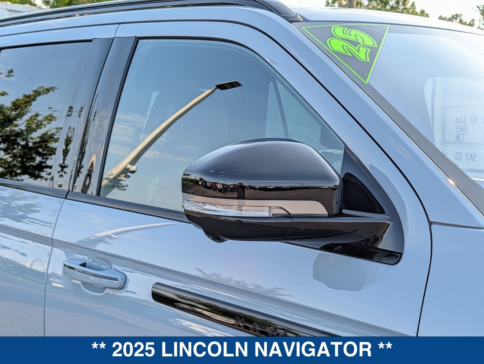 Used 2025 Lincoln Navigator Reserve w/ Jet Appearance Package AWD/4WD image 11