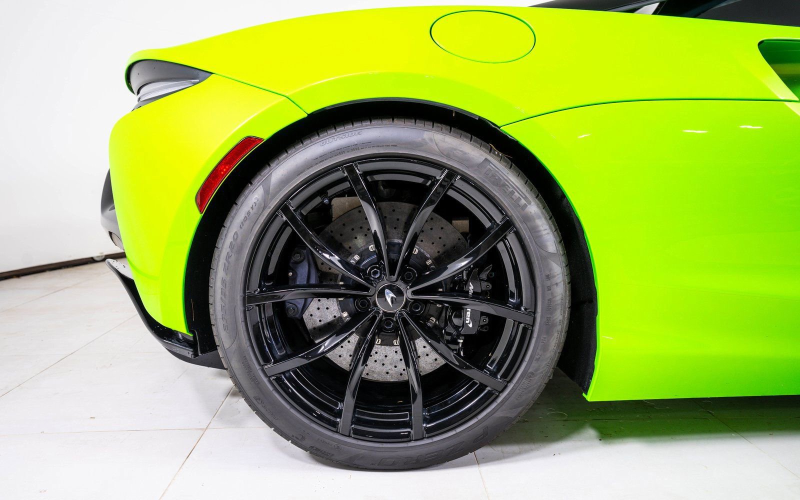 Used 2024 McLaren Artura RWD image 15