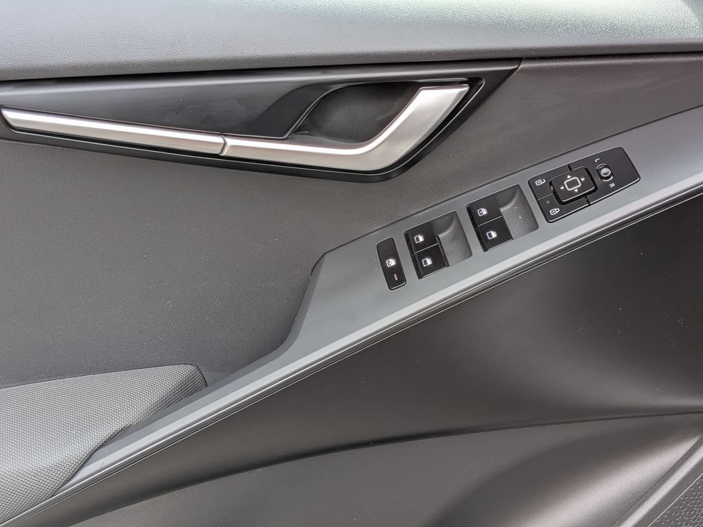 Used 2025 Kia Niro LX FWD image 13