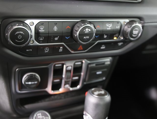 Used 2025 Jeep Wrangler Sahara image 16