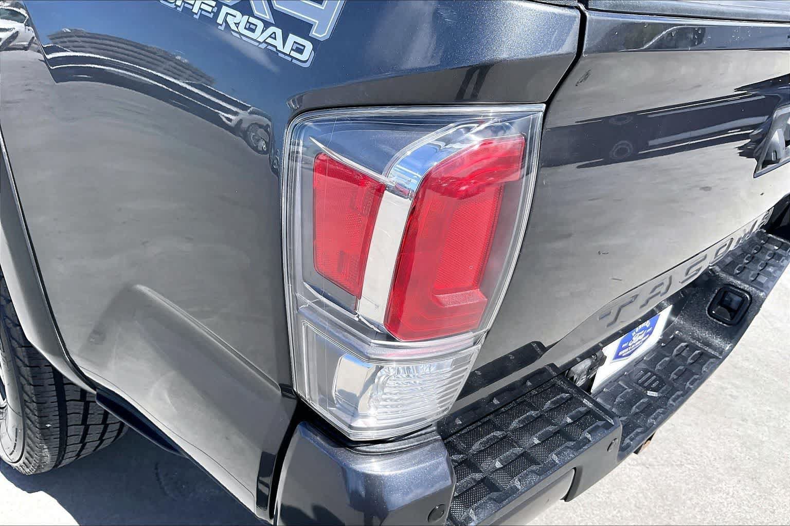 Used 2020 Toyota Tacoma TRD Off-Road w/ Technology Package AWD/4WD image 32