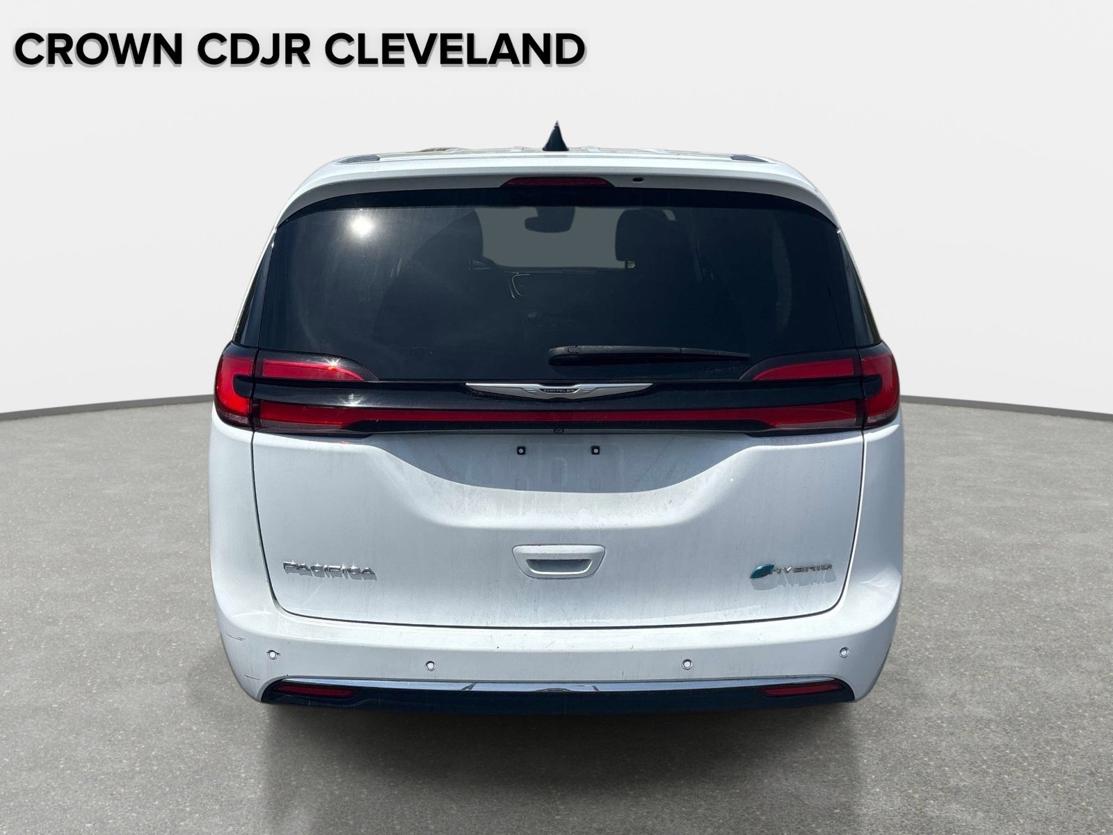 Used 2024 Chrysler Pacifica Select image 4