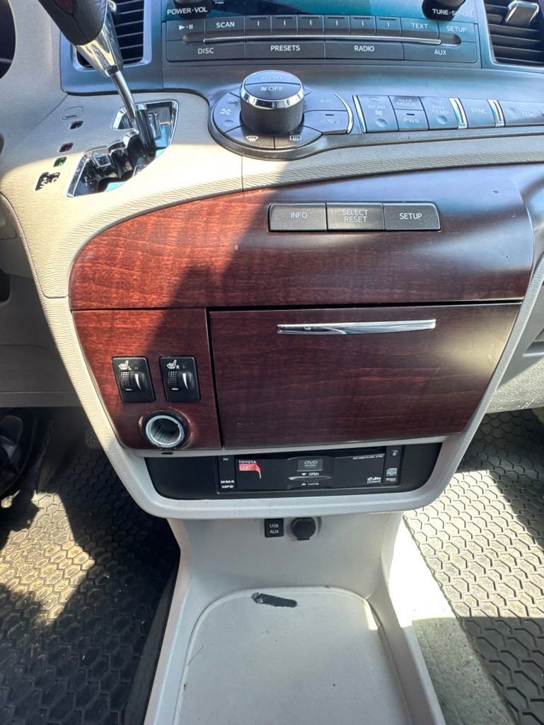 Used 2011 Toyota Sienna XLE w/ Entertainment Pkg FWD image 18