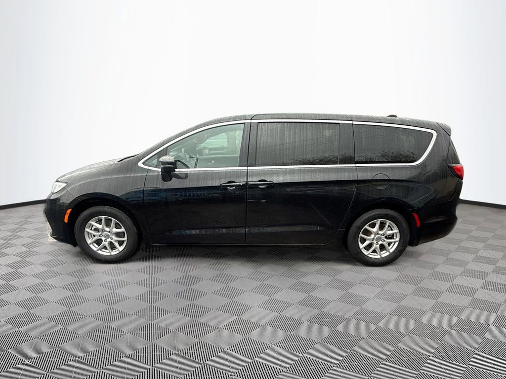 Used 2025 Chrysler Pacifica Select image 9