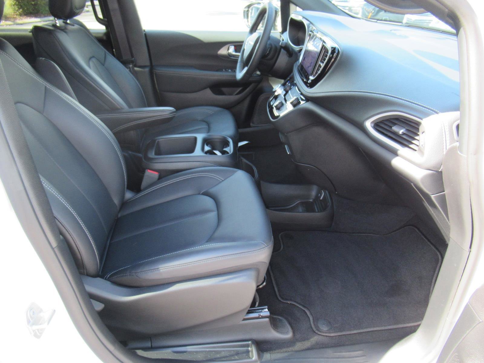 Used 2025 Chrysler Pacifica Select FWD image 10