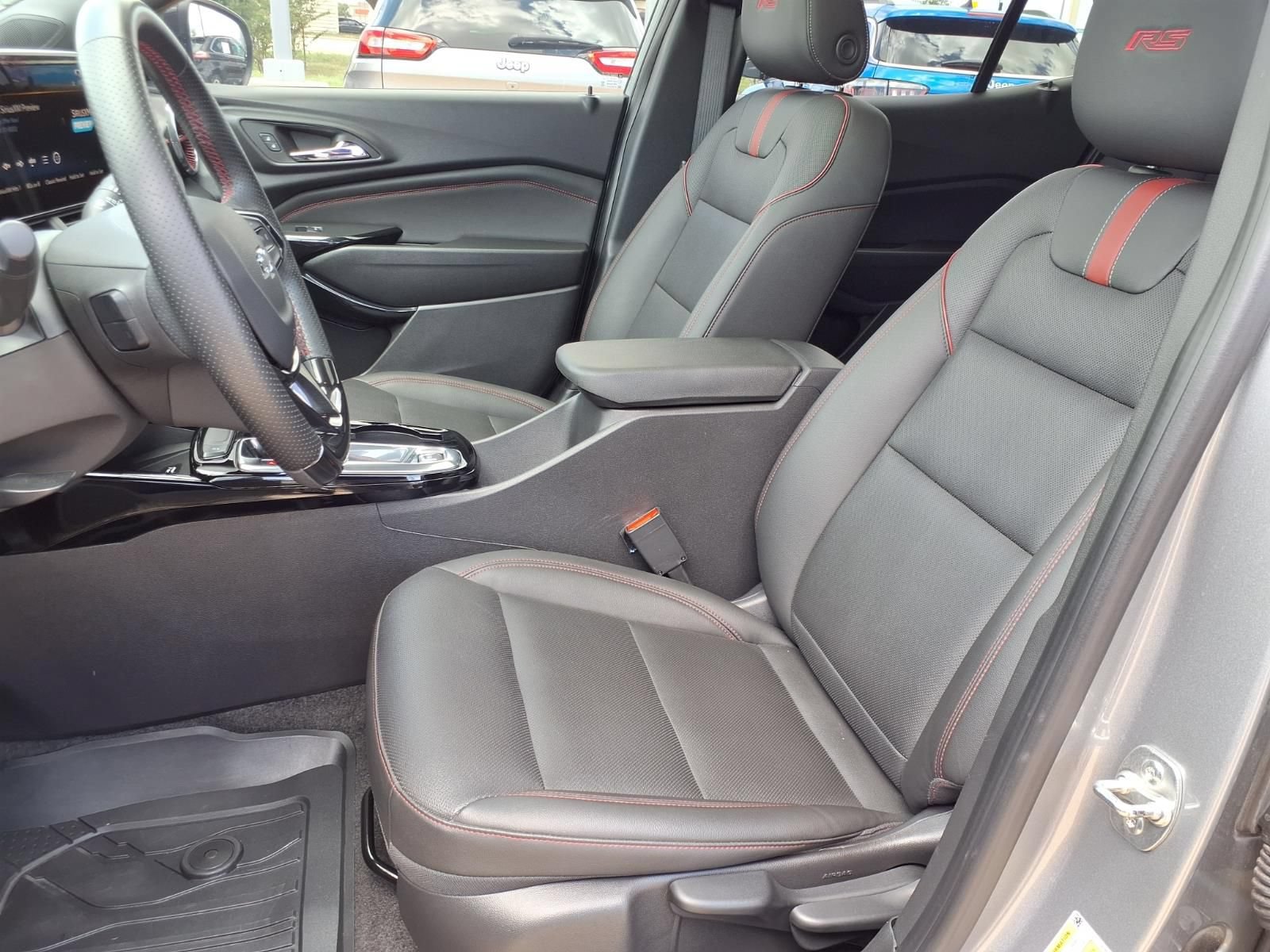 Used 2025 Chevrolet Trax RS w/ Sunroof Package FWD image 25
