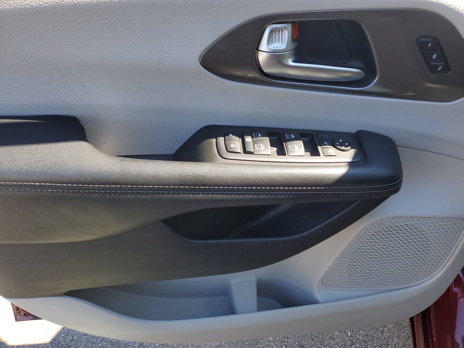 Used 2019 Chrysler Pacifica Limited FWD image 21