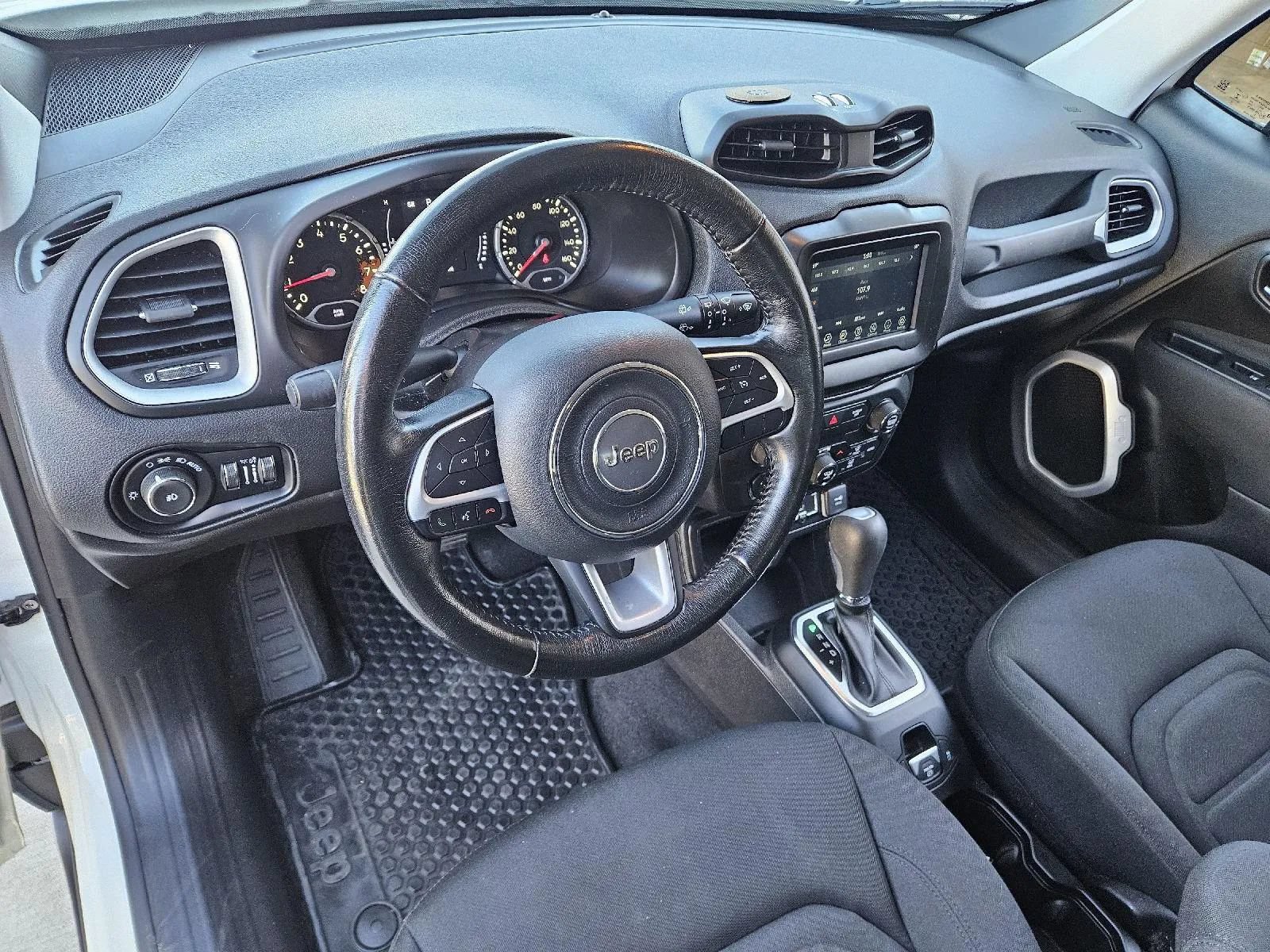 Used 2018 Jeep Renegade Latitude w/ Cold Weather Group FWD image 10