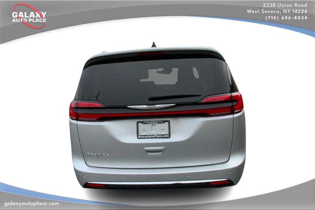 Used 2024 Chrysler Pacifica Touring-L FWD image 6