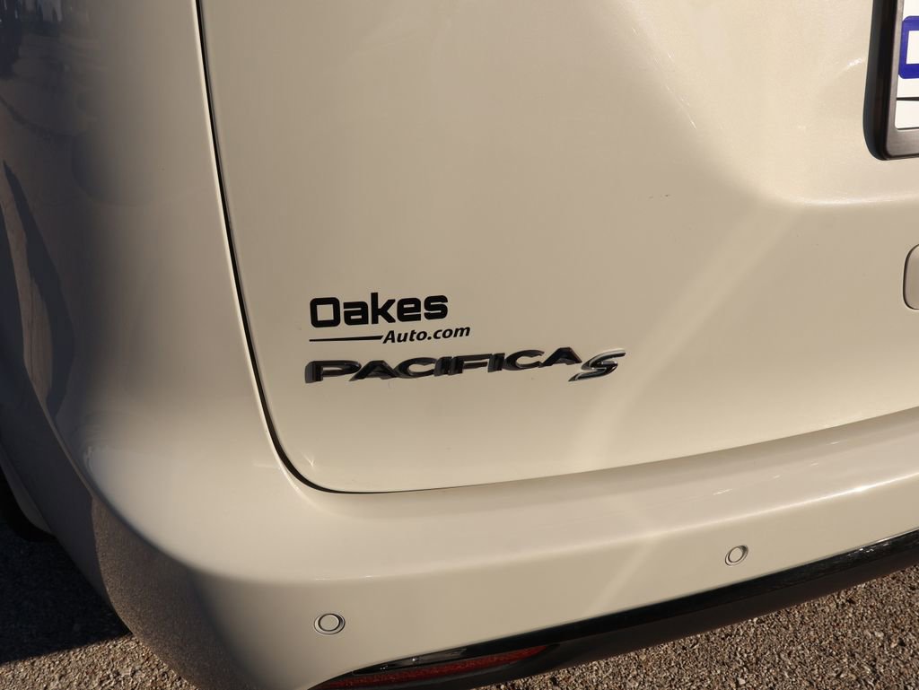 Used 2020 Chrysler Pacifica Touring w/ S Appearance Package image 8