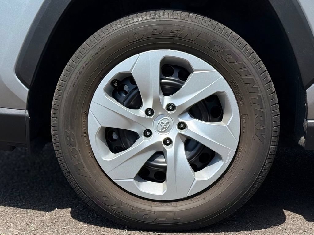 Certified 2021 Toyota RAV4 LE AWD/4WD image 9